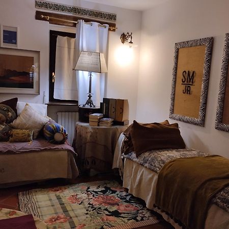 Il Cortiletto Bed & Breakfast Quartiano Bagian luar foto